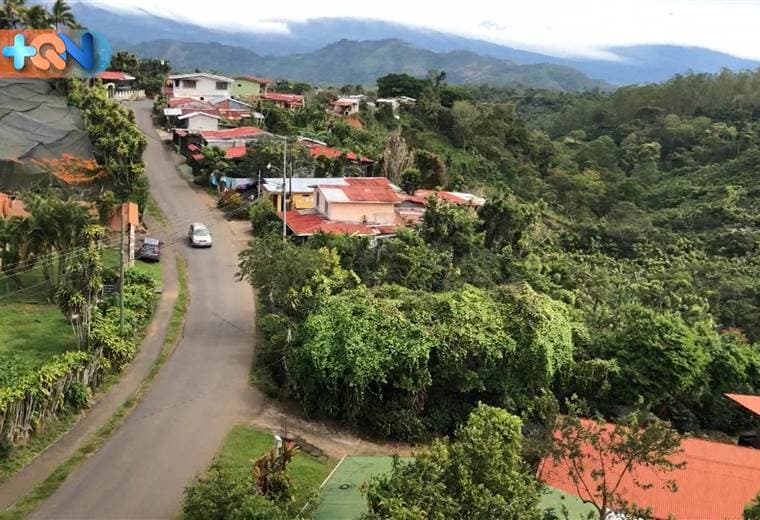 Nuestra visita por el cantón de Palmares de Alajuela nos permitió recorrer el distrito de Santiago para descubrir el calor de su gente, su esfuerzo en las diferentes actividades agrícolas que predominan en la zona, y curiosidades como casas estilo árabe de 5 pisos.