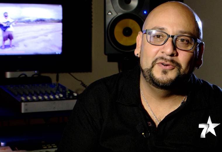 Él es Chris Charía, un cantautor costarricense, que desde hace 18 años canta covers de los cuatro grandes del Liverpool, los Beatles. Pero desde hace un año, trabaja en un proyecto original, titulado: “Sueños de Papel”.