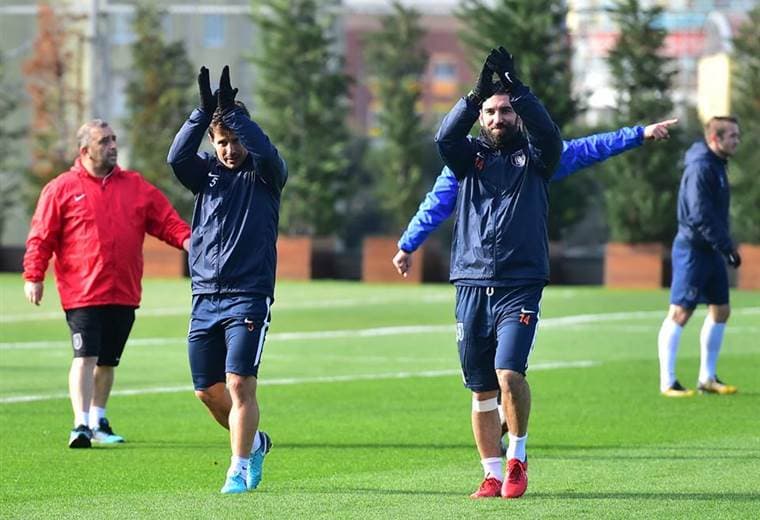 Arda Turan ya entrenó con sus nuevos compañeros del Basaksehir turco. 