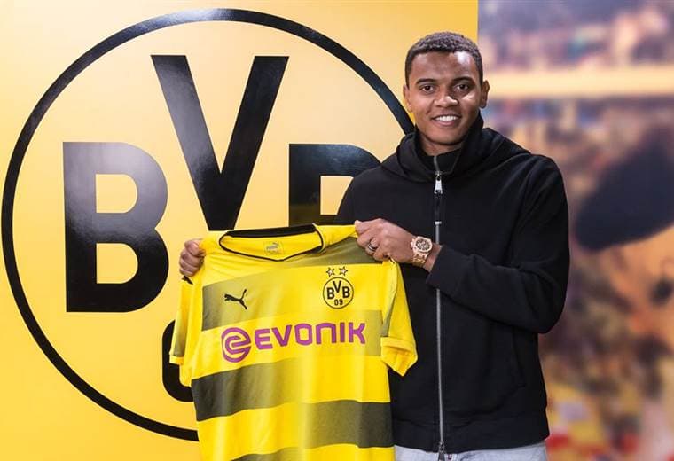 Borussia Dortmund confirma el fichaje del defensa suizo Akanji