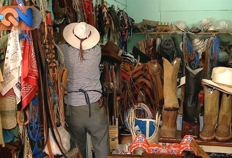 EN EL CENTRO DE SANTA CRUZ GUANACASTE NOS ENCONTRAMOS LA TIENDA DE PASARELA, QUIEN TIENE MÁS DE 40 AÑOS DE OFRECER ADEMAS DE VERDURAS, ROSQUILLAS Y MAIZ HASTA ARTESANIAS Y ARTÍCULOS DE CUERO.