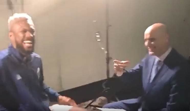 Kendall Waston bromeó a periodista de Univisión durante entrevista. 