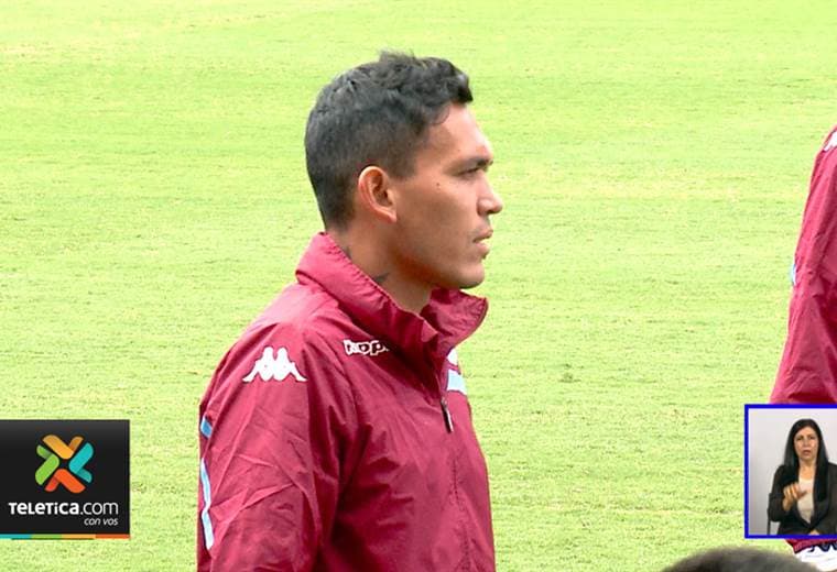 Diez jugadoras del Saprissa aguardan por un campo en la titular morada