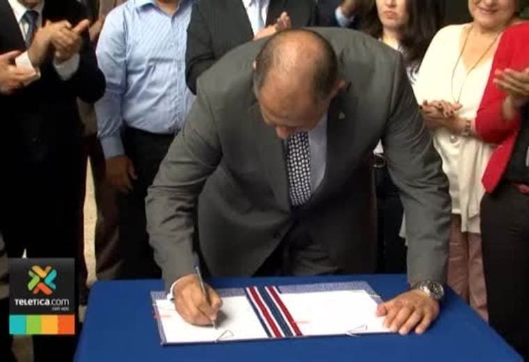 Presidente firmó ley de incentivos y promoción del transporte eléctrico