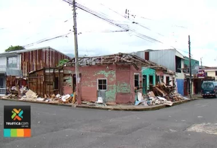 Casas abandonadas y destruidas provocan contaminación y malos olores en Paso Ancho