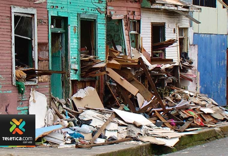 Casas abandonadas y destruidas provocan contaminación y malos olores en Paso Ancho