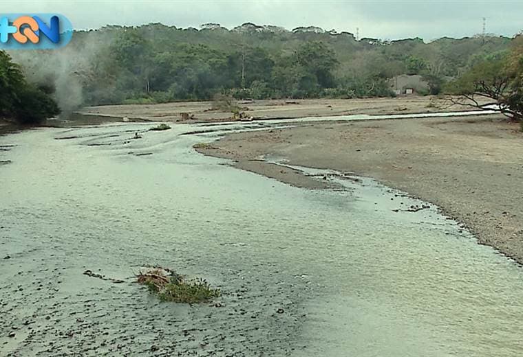 Es un lugar bellísimo que usted tiene que conocer. Limpio, cerca y agradable. Se trata del Playón del río Turrubares