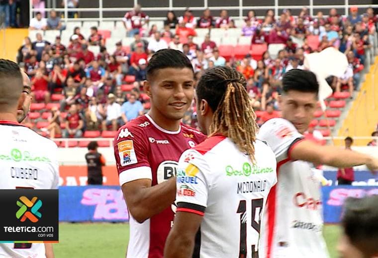 Jonthan McDonald y Johan Venegas arreglaron sus diferencias antes del clásico nacional
