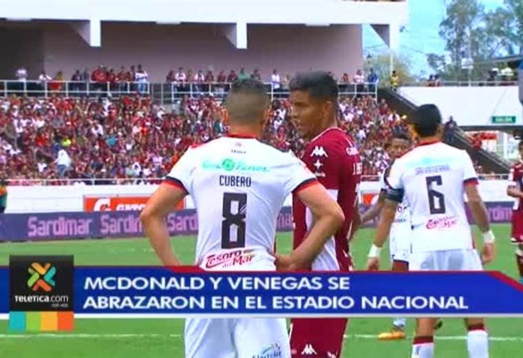 Jonthan McDonald y Johan Venegas arreglaron sus diferencias antes del clásico nacional