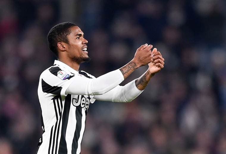 Douglas Costa, jugador de la Juventus.|AFP