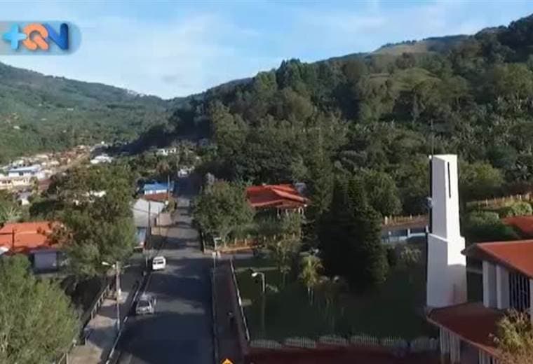 Durante casi 100 años lo que hoy conocemos como León Cortés era parte del cantón de Tarrazú. Por medio de un plebiscito los vecinos tomaron la decisión de separarse, y en marzo de 1962 se proclama a esta comu