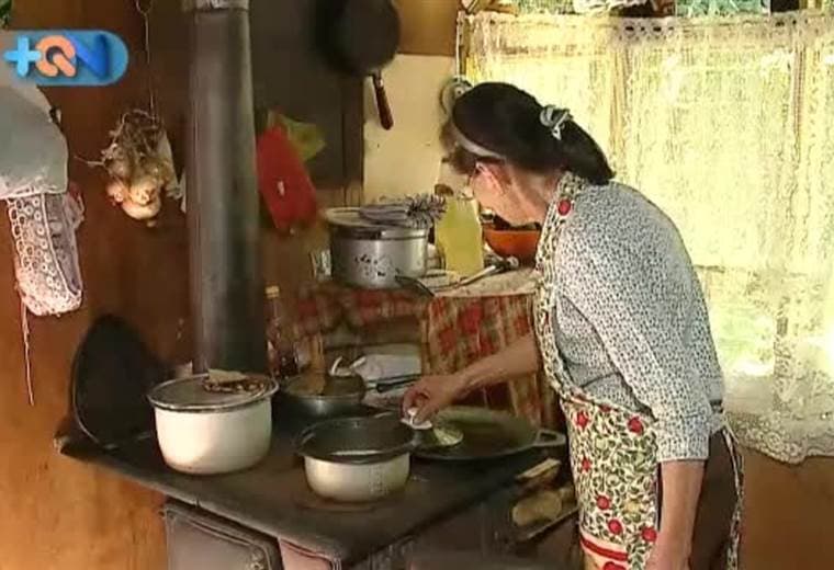 Son dos boyeros de Santa Cruz de León Cortés que viven en la parte más alta de la montaña, tienen prácticamente un museo del boyero en su hogar.