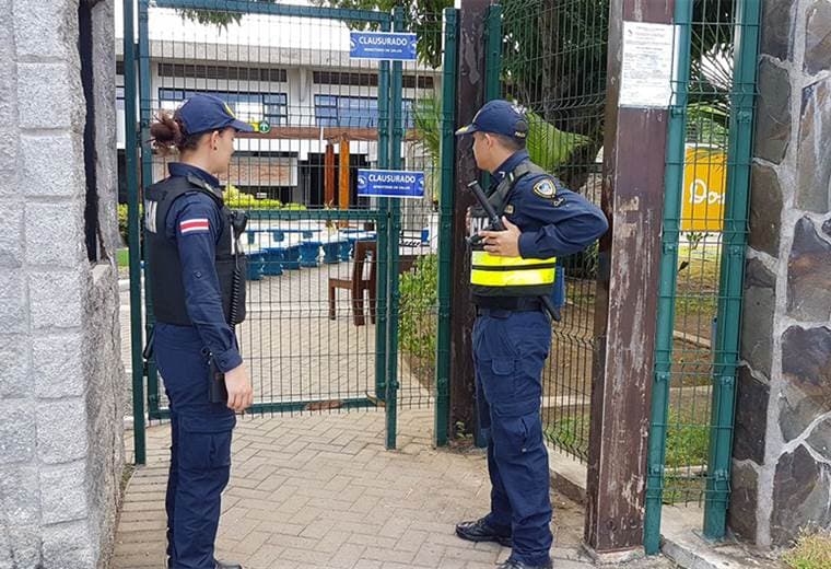 Área de Salud Chacarita-Puntarenas y Fuerza Pública proceden al cierre de balneario.