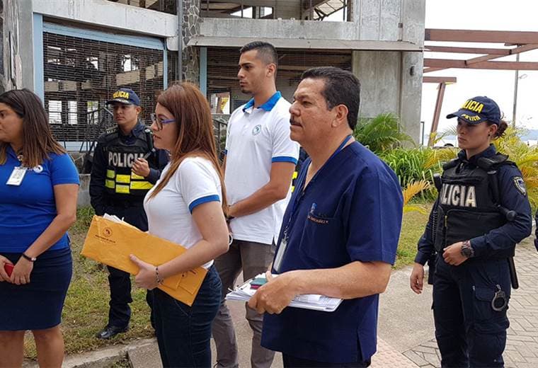 Área de Salud Chacarita-Puntarenas y Fuerza Pública proceden al cierre de balneario.