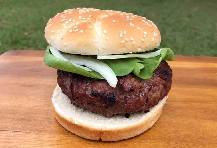 Disfrute una deliciosa hamburguesa rellena de queso