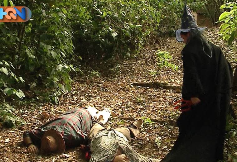 Cuentan los vecinos de mayor edad en el cantón de Palmares que por un camino al que hoy todos conocen como Calle Brujos se comenzó a plasmar una historia de susto e incertidumbre entre los que recorrían ese paso para viajar a San Ramón. Según la leyenda, unas brujas se fueron a vivir en la zona, que estaba poco poblada y muy pocos transitaban. Molestas por el paso de personas cerca de sus casas, se empeñaron en hacer la vida imposible a quienes se atrevían a caminar por ahí.