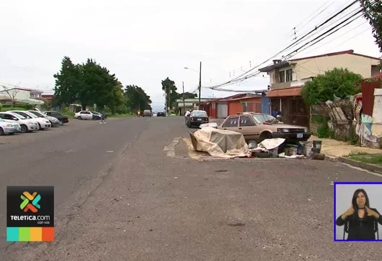 Basurero a cielo abierto en una casa abandonada en Ipís de Goicoechea causa molestia