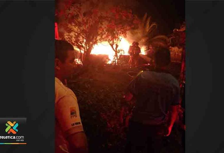 Fuego consume vivienda en Pococí