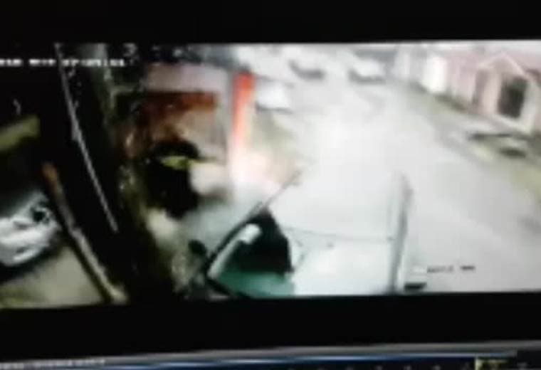 Video captó cuando policías disparan y detienen a sujeto que hirió a oficial en Guápiles