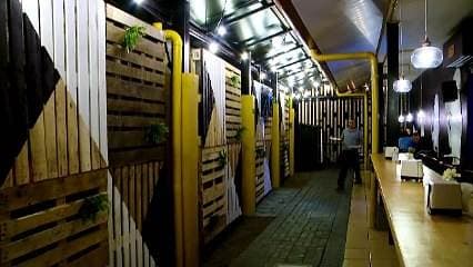 Los periodistas Susana Peña, Juan Manuel Vargas y Álvaro Sánchez emprendieron una nueva faceta como empresarios, con un bar-restaurante, llamado: La Cantina del Reportero.   Hasta el menú tiene plasmado el concepto de noticias, empezando con los titulares o primera página.    La Cantina del Reportero se ubica en Heredia, a 200 metros norte de la UNA, con horario de martes a domingo de 11 de la mañana a 12 media noche.