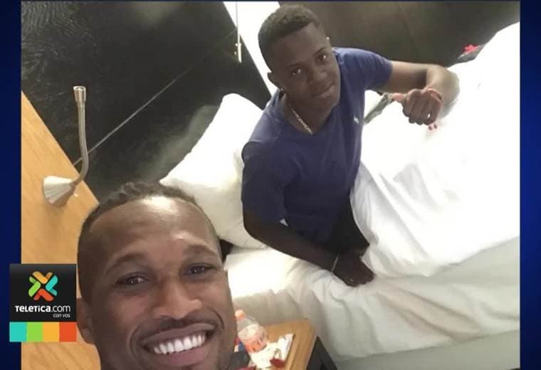 Jugadores más experimentados de La Sele aprovechan cada momento para aconsejar a los jóvenes