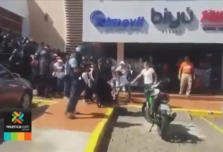 Policía r eprime protesta contra Ortega en Nicaragua y un tico y su esposa estarían detenidos