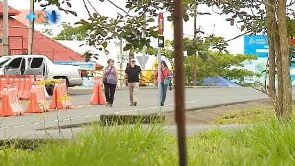 En el límite fronterizo de Tablillas en Los Chiles es donde don Jesús Cruz realiza su trabajo como transportista de maletas. El cual empieza con la llegada de autobuses, personas y pesadas maletas.   Para colaborar en el traslado está siempre listo este vecino que llegó al cantón hace 8 años.   En el puesto fronterizo Las tablillas hay 3 personas que realizan a diario esta labor.  Su jornada empieza a las 7 de la mañana y termina a las 5 de la tarde.   En días de mucho trabajo realiza 30 viajes y en ocasiones con cargas de hasta 300 o 400 kilos.