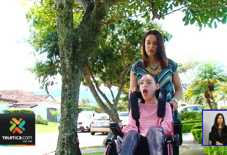 Joven con parálisis cerebral podrá comunicarse y controlar silla de ruedas con su voz