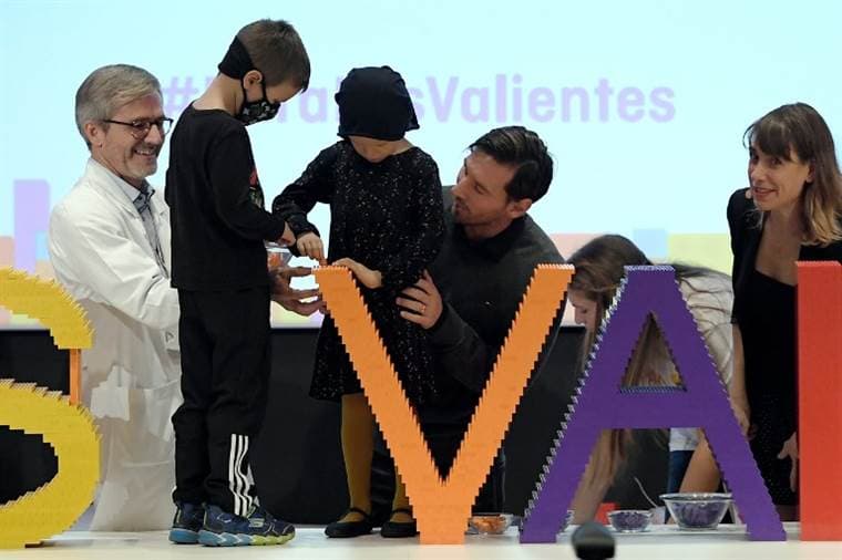 El astro argentino Lionel Messi comparte con niños enfermos de cáncer en Barcelona |AFP. 