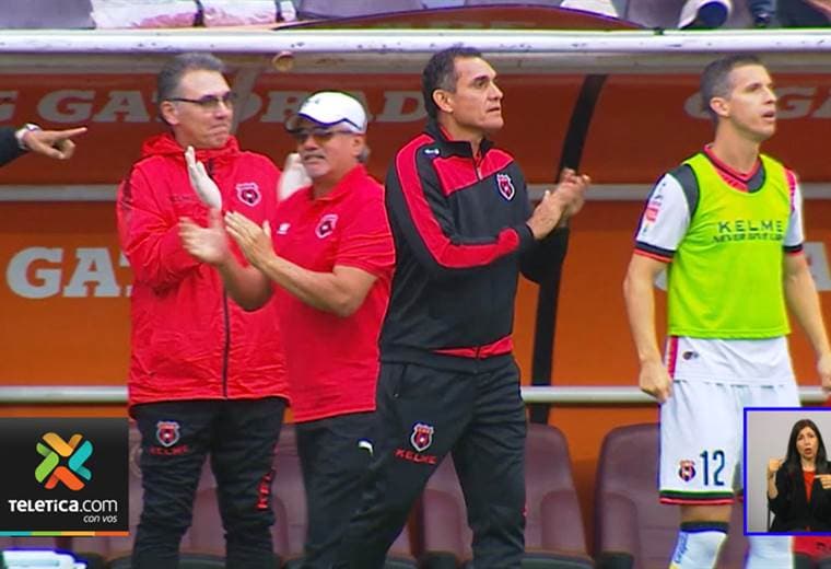 Arnáez buscará romper una racha de Alajuelense de no ganar en el Ricardo Saprissa