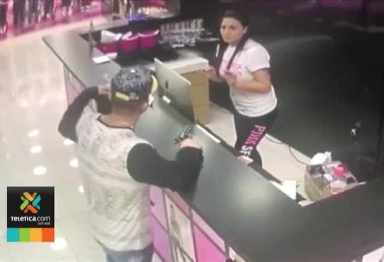 Cámara captó asalto a tienda de perfumería y ropa íntima en San José