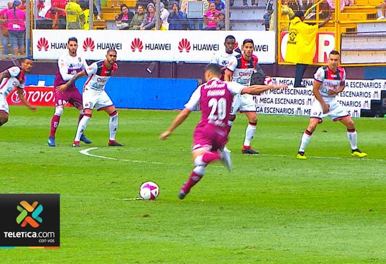 Mariano Torres sorprendió a Alajuelense con un tiro libre que practicó toda la semana