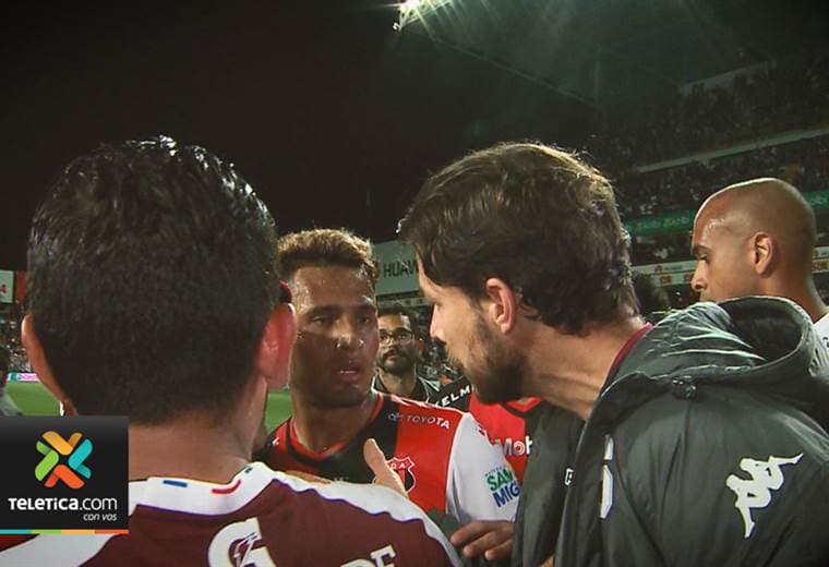 Clásico nacional tuvo de todo: buen ambiente, expulsiones y polémica