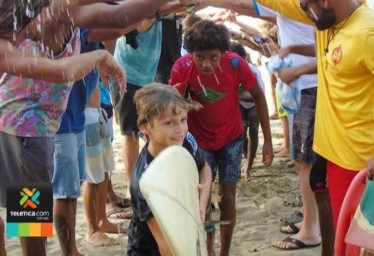 Surfista de 7 años salvó a una niña francesa que se estaba ahogando en playa Cocles