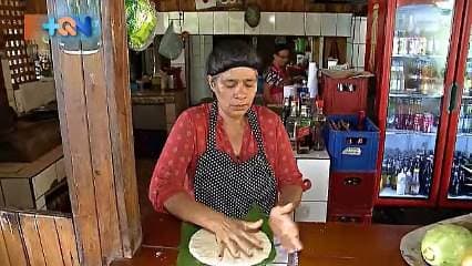 El distrito de Sabanillas es el número cuatro del cantón de Acosta.  Se ubica a 30 kilómetros de San Ignacio y para llegar aquí es necesario recorrer paisajes como estos.  En esta comunidad conocimos El Rancho De Alba. Este lugar abrió sus puertas al público en 1993. No había electricidad y el espacio donde trabajaba era apenas una cuarta parte de lo que es hoy.     Aún así nada detuvo a esta emprendedora, para construir entre imponentes cerros, el lugar que hoy le hace feliz.