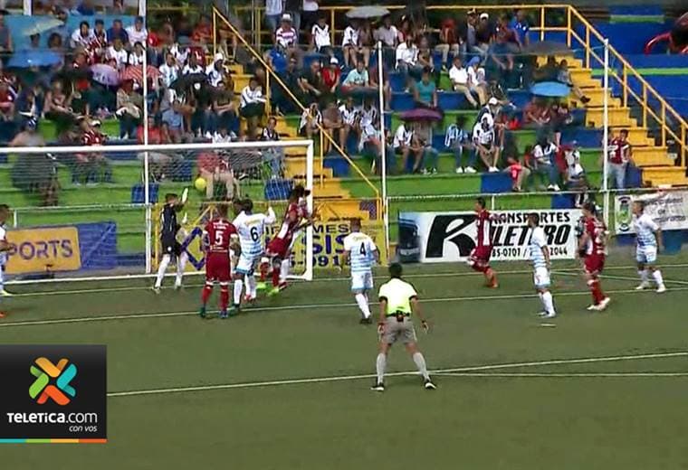 Saprissa dejó de sufrir en las canchas sintéticas