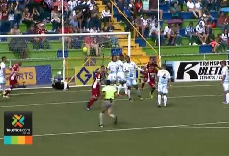 Saprissa dejó de sufrir en las canchas sintéticas