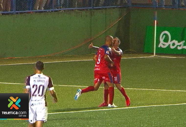 Luis Diego Arnáez asegura que Álvaro Saborío debería ser llamado a La Selección