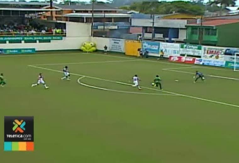 Vladimir Quesada criticó a aquellos que aseguran que el arbitraje favorece a Saprissa