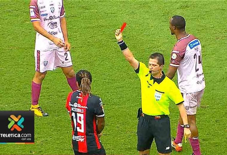 Alajuelense aún no decide si apelará expulsión de Jonathan McDonald
