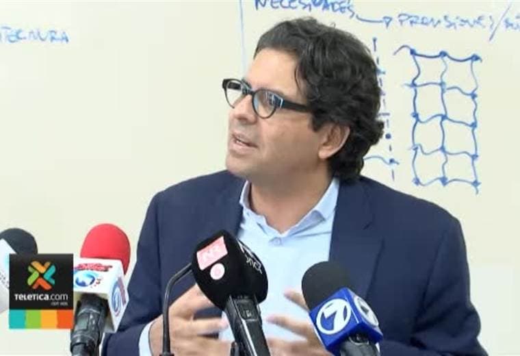 Tres educadores salieron del país durante un mes en media huelga