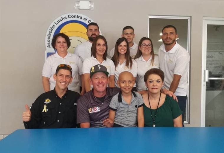 El ciclista estadounidense Lance Armstrong compartió con niños con cáncer. 