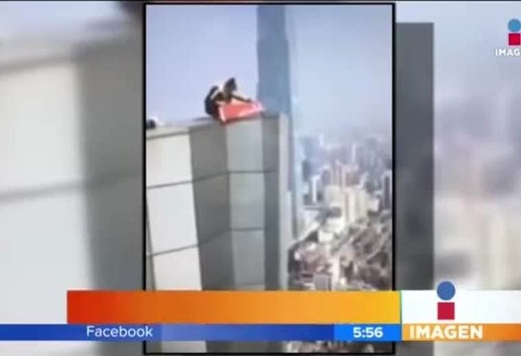 Quiso tomarse una selfie en rascacielos, pero cayó y murió