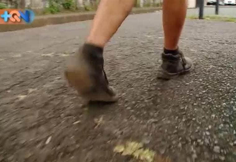 Tiene 72 años y los últimos 12 los ha dedicado a dar mantenimiento al parque central del cantón. Es vecina de Tirrases y se dedicó toda su vida a cortar cabello, oficio que aún ejerce en sus tiempos libres. Ama la naturaleza y por ello hace hasta lo imposible para que nadie ensucie las zonas verdes.   Ahora planea abrir un vivero en su hogar pues pronto se pensionará.