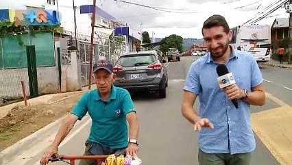 Don Efraín vive y trabaja en Granadilla de Curridabat, hace 32 años comenzó con la vente de frutas por las calles del cantón montado en una bicicleta. Tiene una pensión muy pequeña y por eso aún no dejará de trabajar, además porque ama sentirse activo en esta etapa de la vida.