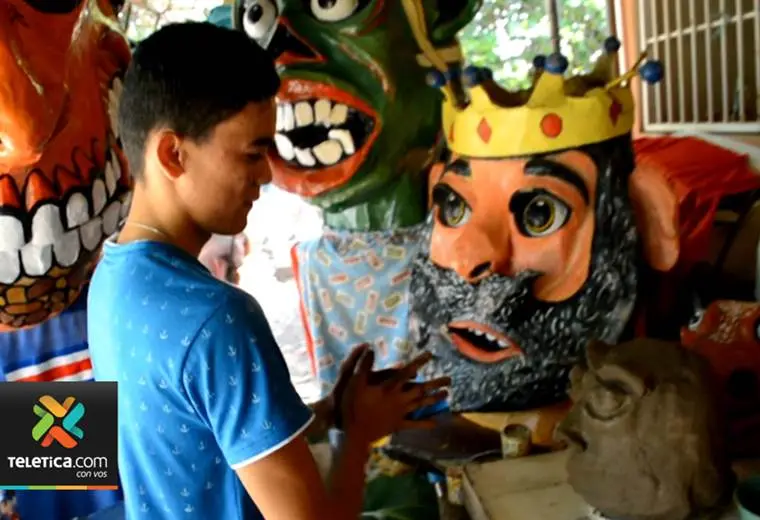Joven que sueña con ser veterinario hace mascaradas para ayudarle a su madre a salir adelante