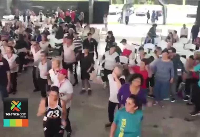 Con bailes, bingo y música adultos mayores celebraron el mes de las personas de la tercera edad