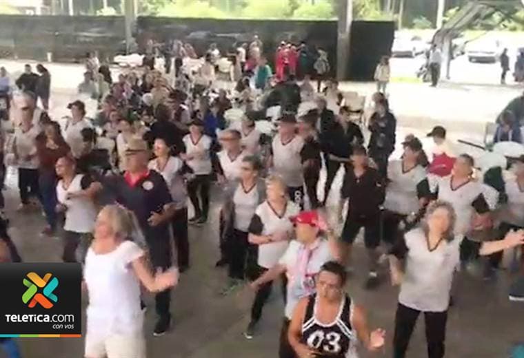 Con bailes, bingo y música adultos mayores celebraron el mes de las personas de la tercera edad