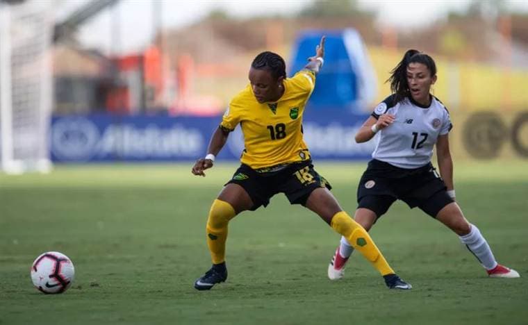 Trudi Carter de Jamaica elude la marca de Lixy Rodríguez de Costa Rica.|Tomada de la página de Concacaf