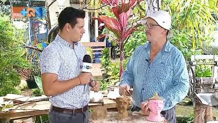Don Gerardo Montoya es sinónimo de tradición en el cantón de Escazú. A este vecino de San Antonio, lo encontramos elaborando una máscara de bruja.   Sin duda dos de los elementos que más identifican al cantón.   Las primeras son un elemento cultural que cada 31 de octubre desde 1996 tienen su propia celebración en el Día Nacional de la Mascarada.   Las segundas son, en el cantón protagonistas de mitos y leyendas desde tiempos coloniale